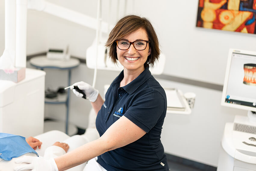 Pina Bucco, Behandlungsassistenz, während der Behandlung am Patienten.