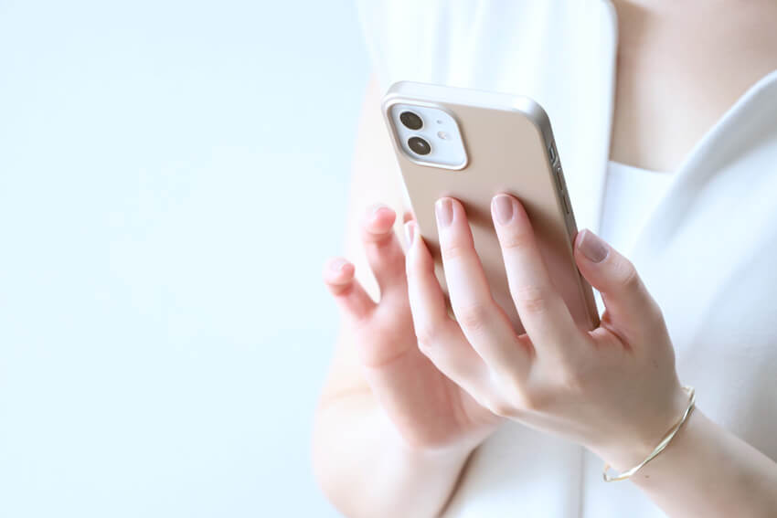 Digitalisierung: Zwei Frauenhände bedienen ein Smartphone.